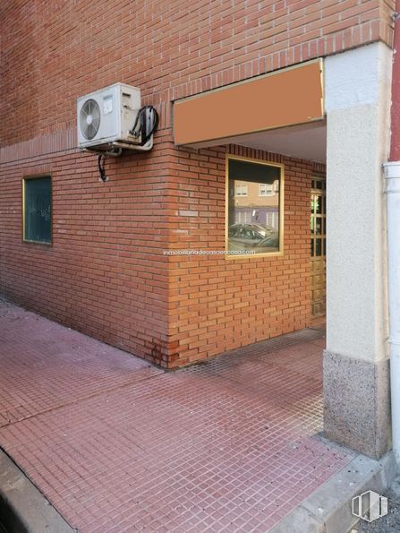 Retail for rent at Calle Santa Mónica, Alcalá de Henares, Madrid, 28804 with home appliance, window, building, wood, brickwork, fixture, road surface, brick, neighbourhood and flooring around