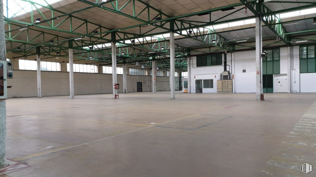 Nave en venta en Zona Industrial Getafe, Getafe, Madrid, 28906 con edificio, pabellón, hall, sombra, accesorio, techo, deportes, aparcamiento, suelos y ventana alrededor