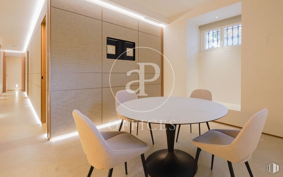 Oficina en alquiler en Calle Felipe IV, Retiro, Madrid, 28014 con silla, ventana, mesa de cocina y comedor, mesa de centro, alumbrado, mesa, mueble, propiedad, interiorismo y madera alrededor