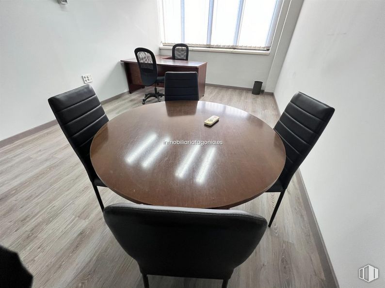 Oficina en alquiler en Carretera Villaverde a Vallecas, Villa de Vallecas, Madrid, 28031 con silla, ventana, escritorio, mesa de centro, mesa, mueble, silla de oficina, madera, suelos y suelo alrededor