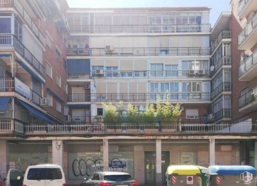 Retail for sale & for rent at Calle Cánovas del Castillo, Alcalá de Henares, Madrid, 28807 with car, van, building, window, vehicle, tower block, urban design, condominium, neighbourhood and residential area around