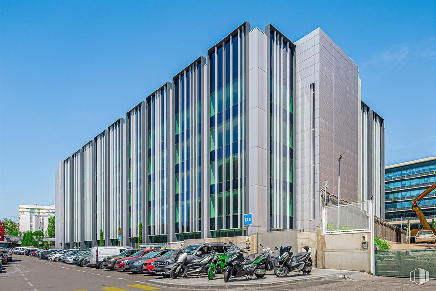 Oficina en alquiler en Edificio Cadenza, Calle Vía de los Poblados, 7, Hortaleza, Madrid, 28033 con edificio, motocicleta, coche, cielo, durante el día, propiedad, rueda, neumático, bloque de pisos y diseño urbano alrededor