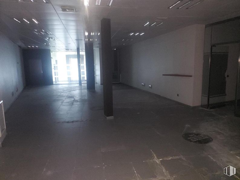 Retail for rent at Calle Mayor, 12, Algete, Madrid, 28110 with flooring, floor, ceiling, grey, tile flooring, hall, concrete, silver, transparency and tile around