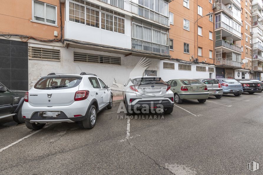 Retail for sale at Calle Gil de Andrade, Alcalá de Henares, Madrid, 28804 with car, tire, window, wheel, building, land vehicle, vehicle, vehicle registration plate, motor vehicle and automotive design around