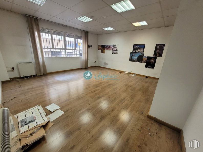 Retail for rent at Paseo Ezequiel González, Segovia, 40002 with window, property, wood, fixture, interior design, flooring, hall, floor, building and hardwood around