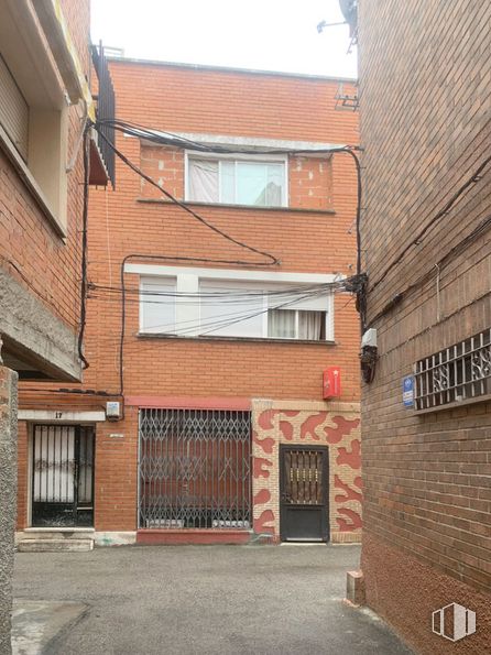 Local en venta en Calle Aragón, Collado Villalba, Madrid, 28400 con edificio, ventana, propiedad, superficie de carretera, madera, ladrillo, albañilería, barrio, puerta y propiedad material alrededor