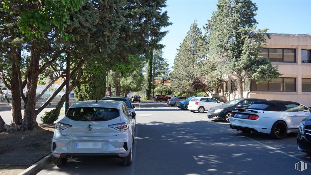 Oficina en alquiler en Carretera A Coruña, Las Rozas de Madrid, Madrid, 28230 con coche, rueda, neumático, edificio, vehículo, vehículo terrestre, matrícula del vehículo, infraestructura, vehículo de motor y diseño automovilístico alrededor