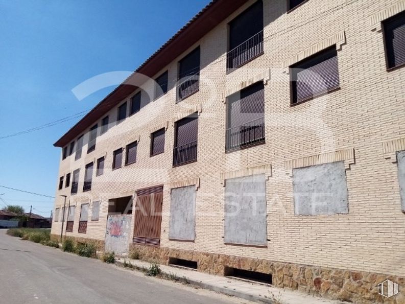 Land for sale at Casco urbano, Santa Olalla, Toledo, 45530 with window, building, sky, urban design, brick, wood, fixture, residential area, street light and facade around