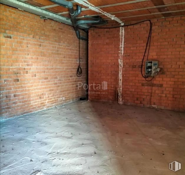 Retail for sale at Calle Rigoberta Menchú, Cuéllar, Segovia, 40200 with lighting, wood, building, brickwork, brick, house, road surface, floor, building material and flooring around