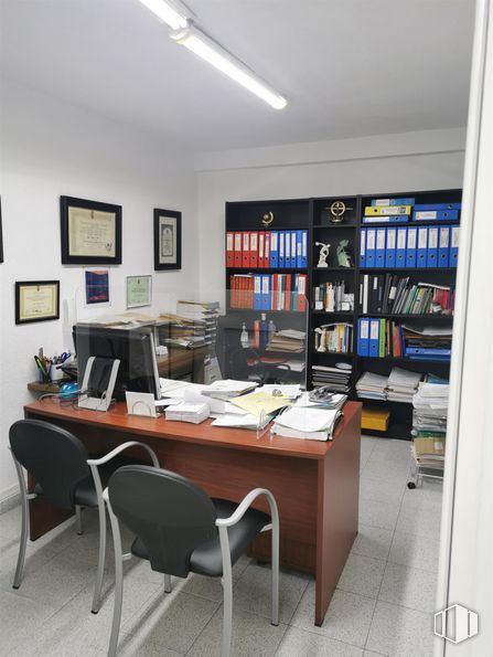 Oficina en alquiler en Avenida de la Constitución, 16, Móstoles, Madrid, 28931 con silla, escritorio, marco, estantería, mueble, mesa, pantalla de ordenador, escritorio del ordenador, estante y silla de oficina alrededor