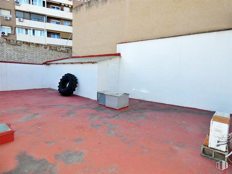 Local en venta en Calle Divino Valles, Alcalá de Henares, Madrid, 28805 con neumático, rueda, edificio, ventana, suelos, suelo, superficie de la carretera, asfalto, madera y gas alrededor