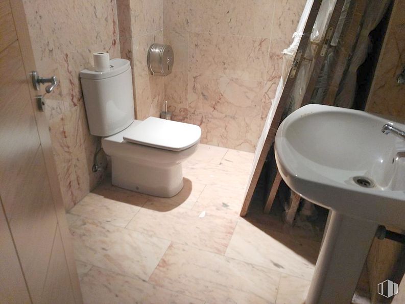 Retail for sale & for rent at Barrio Universidad, Ávila, 05003 with toilet, sink, brown, plumbing fixture, property, toilet seat, bathroom, purple, fluid, floor and flooring around