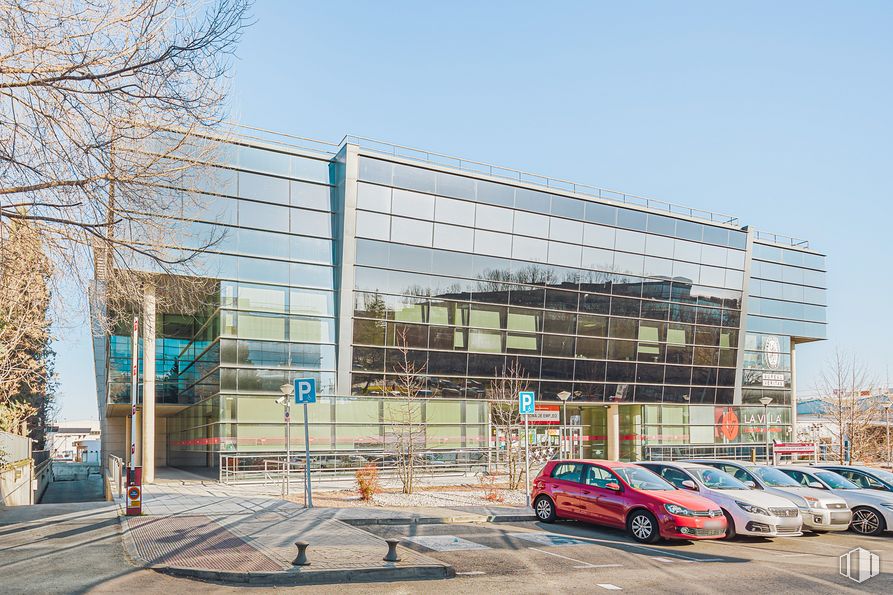 Oficina en alquiler en Edificio Caoba, Calle Valportillo Primera, 22 - 24, Alcobendas, Madrid, 28100 con coche, edificio, cielo, vehículo terrestre, rueda, neumático, vehículo, asfalto, arquitectura y árbol alrededor