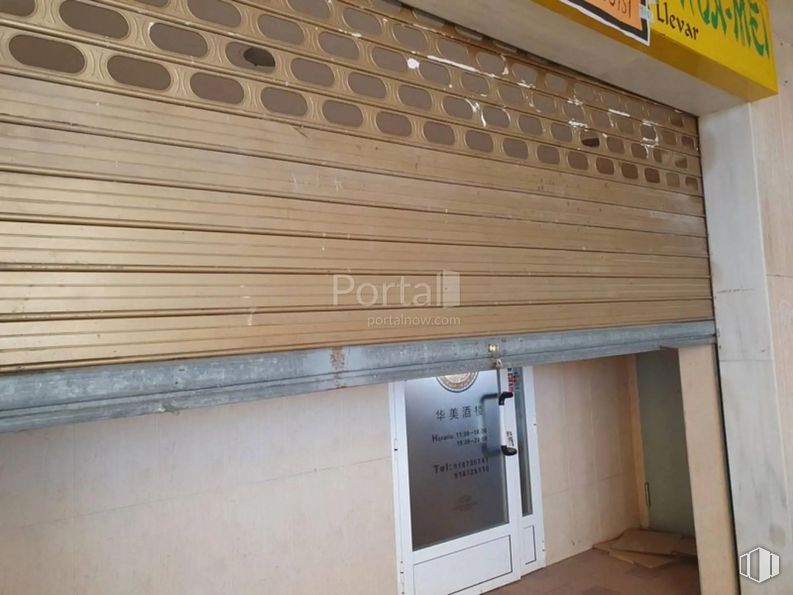 Retail for sale at Avenida Luxemburgo, Nuevo Baztán, Madrid, 28514 with door, building, wood, yellow, floor, flooring, wall, material property, wood stain and hardwood around