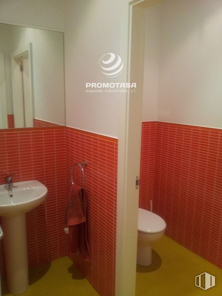 Local en alquiler en Zona Rivas, Rivas-Vaciamadrid, Madrid, 28521 con inodoro, fregadero, espejo, propiedad, edificio, cuarto de baño, lavabo, morado, accesorios de fontanería y accesorio alrededor