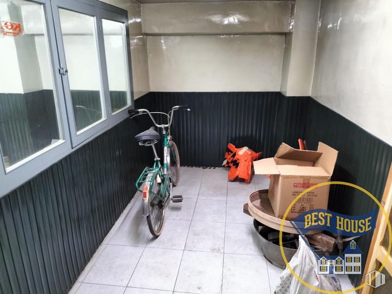 Retail for sale at Zona Centro, Cuenca, 16004 with bicycle, tire, wheel, bicycle wheel, box, vehicle, bicycle tire, bicycles--equipment and supplies, interior design and bicycle frame around