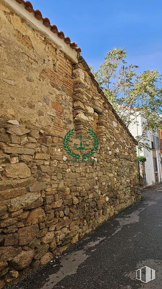 Land for sale at Casco urbano, Pedrezuela, Madrid, 28723 with sky, building, road surface, brick, tree, wood, stone wall, facade, tints and shades and grass around