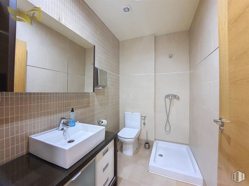 Office for sale at Calle Vega, Torrijos, Toledo, 45500 with toilet, sink, countertop, mirror, tap, plumbing fixture, bathroom sink, bathroom, interior design and fixture around