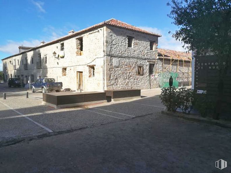 Retail for sale at Calle del Clavel, 4, Nuevo Baztán, Madrid, 28514 with plant, building, house, sky, window, cloud, tree, road surface, door and asphalt around