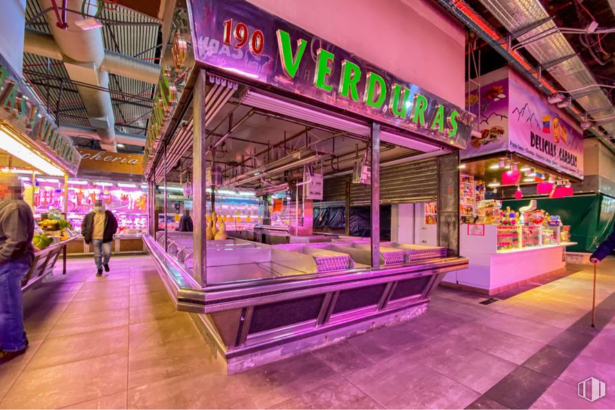 Retail for rent at Calle Bravo Murillo, 122, Tetuán, Madrid, 28020 with person, purple, pink, leisure, fun, magenta, building, neon, entertainment and event around