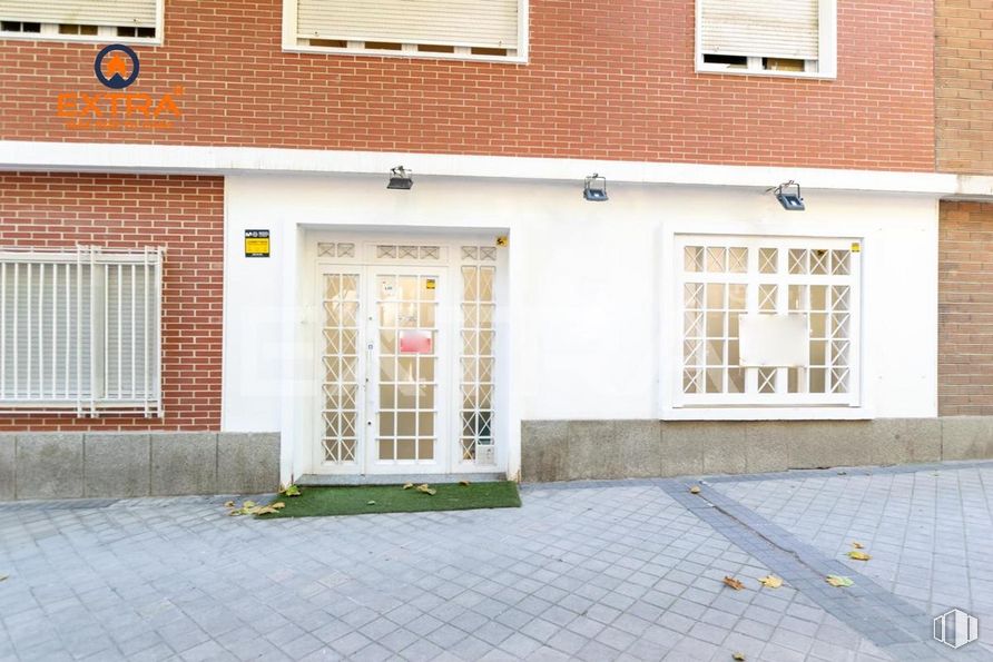 Retail for sale at Avenida General Perón, Tetuán, Madrid, 28020 with window, property, fixture, wood, door, plant, brickwork, brick, residential area and facade around