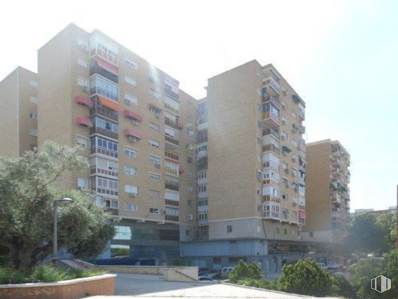 Retail for sale at Calle Los Alpes, Alcorcón, Madrid, 28922 with plant, building, daytime, sky, tree, window, vegetation, urban design, condominium and tower block around