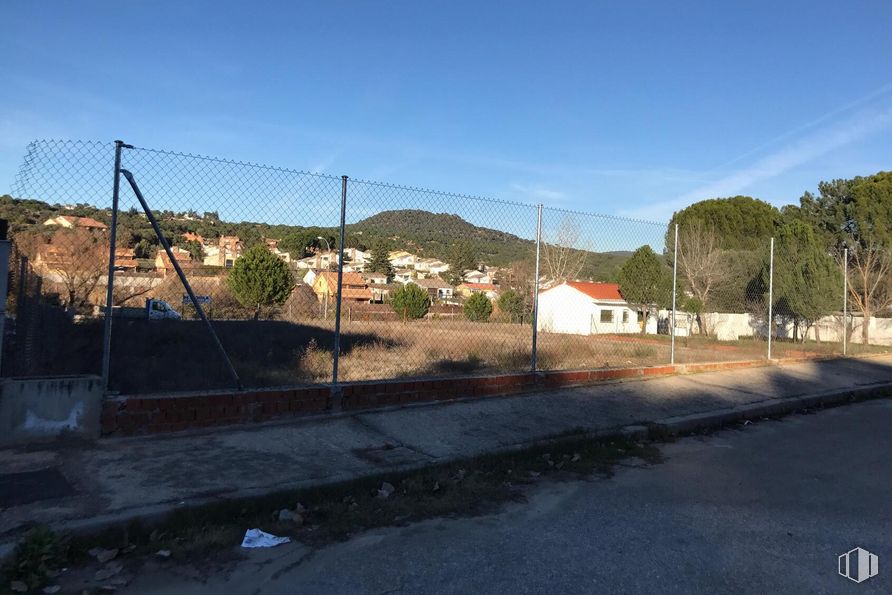 Land for sale at Avenida Marcial Llorente, Pelayos de la Presa, Madrid, 28696 with sky, plant, road surface, tree, asphalt, cloud, building, electricity, slope and overhead power line around