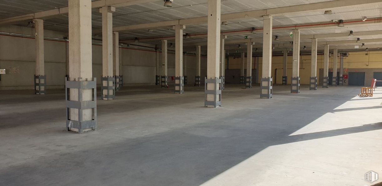 Industrial for sale at Paseo Tren Talgo, Las Rozas de Madrid, Madrid, 28290 with flooring, floor, shade, composite material, gas, ceiling, building material, hall, parking and concrete around