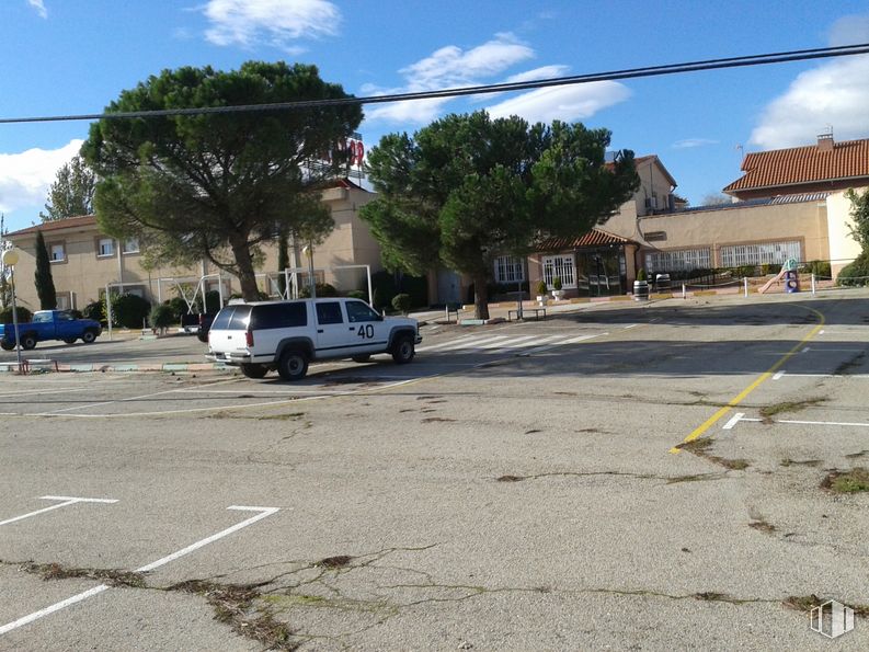 Retail for sale at Paseo Ermita, 55 - 57, Pedrezuela, Madrid, 28723 with car, cloud, tire, sky, wheel, plant, vehicle, building, tree and window around