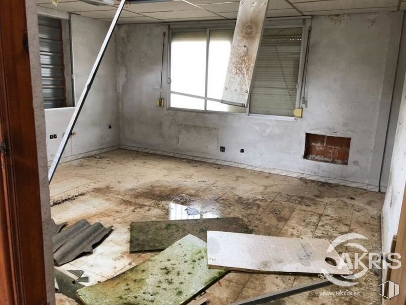 Industrial for sale at Carretera Ocaña, Noblejas, Toledo, 45350 with mirror, window, wood, fixture, floor, flooring, wall, gas, building and ceiling around