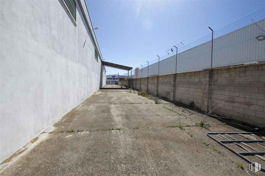 Nave en alquiler en Calle Jamaica, Alcalá de Henares, Madrid, 28808 con ventana, cielo, agua, superficie de la carretera, asfalto, nube, alquitrán, material compuesto, acera y carretera alrededor