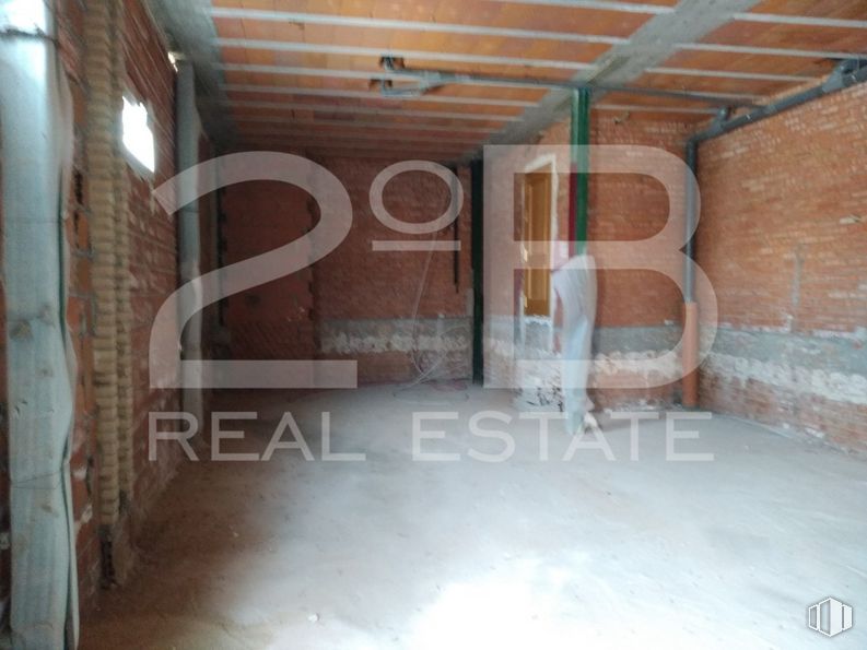 Retail for sale at Calle La Boleta, 9, Seseña, Toledo, 45223 with building, wood, floor, flooring, fixture, brick, ceiling, building material, hall and beam around