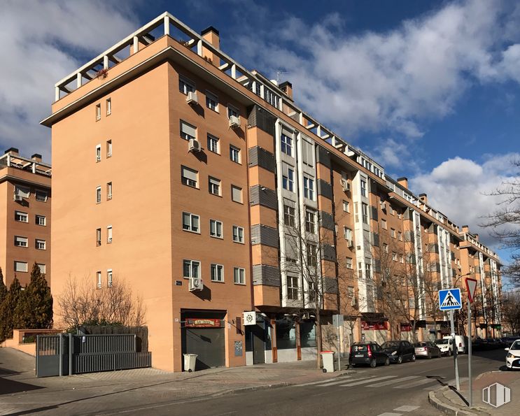 Retail for sale & for rent at Calle Dobla, 2, Carabanchel, Madrid, 28054 with building, cloud, sky, property, window, wheel, plant, car, urban design and tower block around