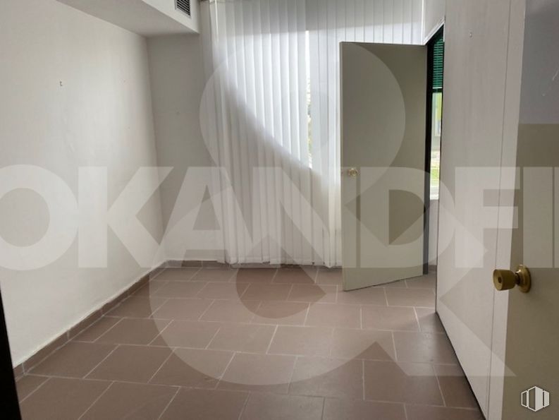 Office for rent at Ronda Buenavista, Toledo, 45005 with property, fixture, wood, interior design, tile flooring, floor, flooring, composite material, material property and ceiling around