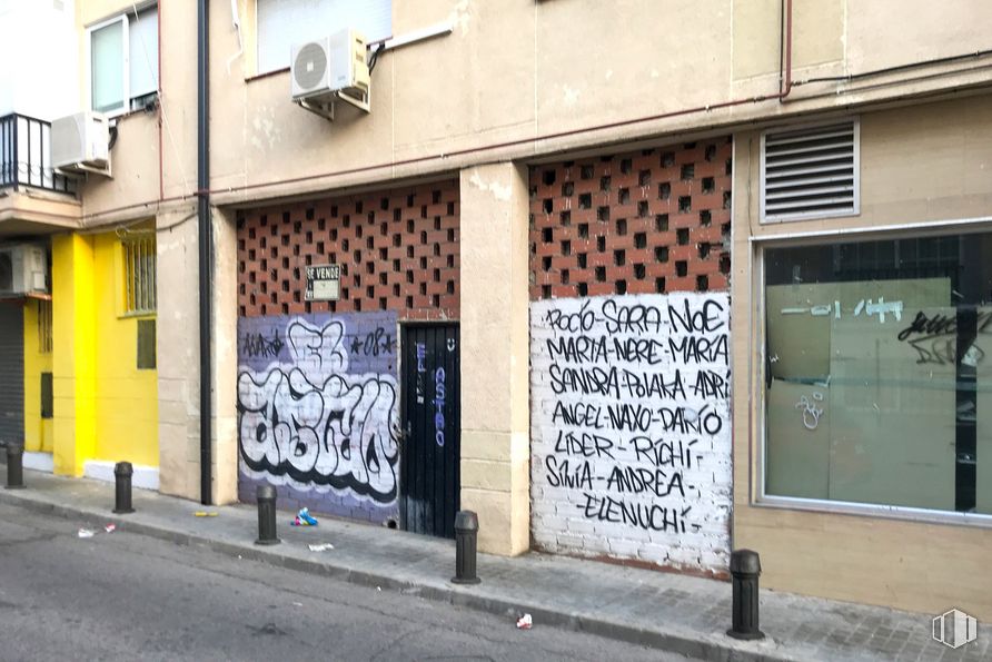 Local en venta en Calle Cataluña, 1, Velilla de San Antonio, Madrid, 28891 con ventana, escritura a mano, superficie de carretera, fuente, edificio, ladrillo, arte, fachada, grafiti y acera alrededor