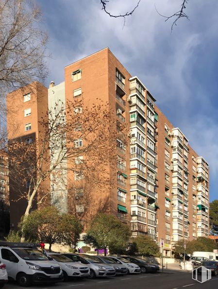 Local en venta en Calle Fuentespina, 12, Villa de Vallecas, Madrid, 28031 con edificio, coche, nube, cielo, día, propiedad, rueda, neumático, ventana y planta alrededor