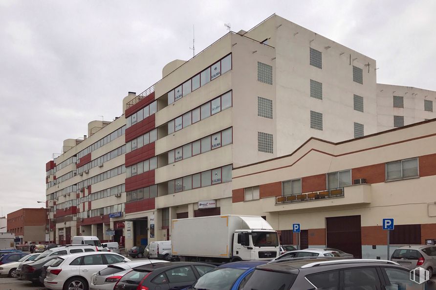 Nave en alquiler y venta en Camino Hormigueras, Villa de Vallecas, Madrid, 28031 con coche, camión, vehículo, vehículo terrestre, nube, cielo, edificio, rueda, ventana y neumático alrededor