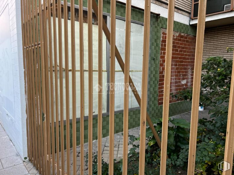 Retail for sale at Calle Sierra de Alcubierre, 2, Alcorcón, Madrid, 28923 with wood, fence, building, composite material, material property, wood stain, home fencing, building material, hardwood and fixture around