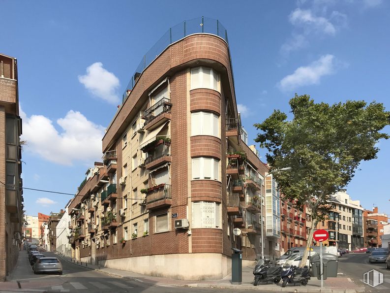 Retail for sale & for rent at Calle Almortas, 16, Tetuán, Madrid, 28039 with building, cloud, sky, car, daytime, window, tire, wheel, urban design and architecture around