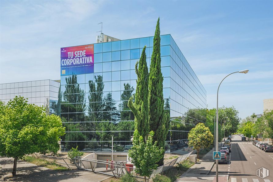 Oficina en alquiler en Calle Obenque, 4, Barajas, Madrid, 28042 con edificio, luz de la calle, cielo, planta, nube, árbol, bloque de pisos, diseño urbano, coche y barrio alrededor