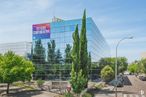 Office for rent at Calle Obenque, 4, Barajas, Madrid, 28042 with building, street light, sky, plant, cloud, tree, tower block, urban design, car and neighbourhood around