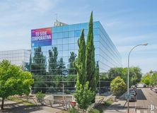 Office for rent at Calle Obenque, 4, Barajas, Madrid, 28042 with building, street light, sky, plant, cloud, tree, tower block, urban design, car and neighbourhood around