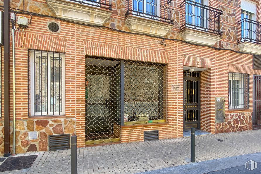 Retail for sale & for rent at Calle Monjas, 2, Illescas, Toledo, 45200 with window, door, building, property, brickwork, road surface, wood, brick, shade and neighbourhood around