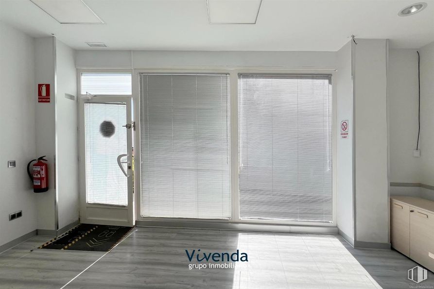 Retail for rent at Calle Villaamil, Móstoles, Madrid, 28934 with window blind, cabinetry, flooring, floor, interior design, apartment, glass, daylighting, window covering and design around