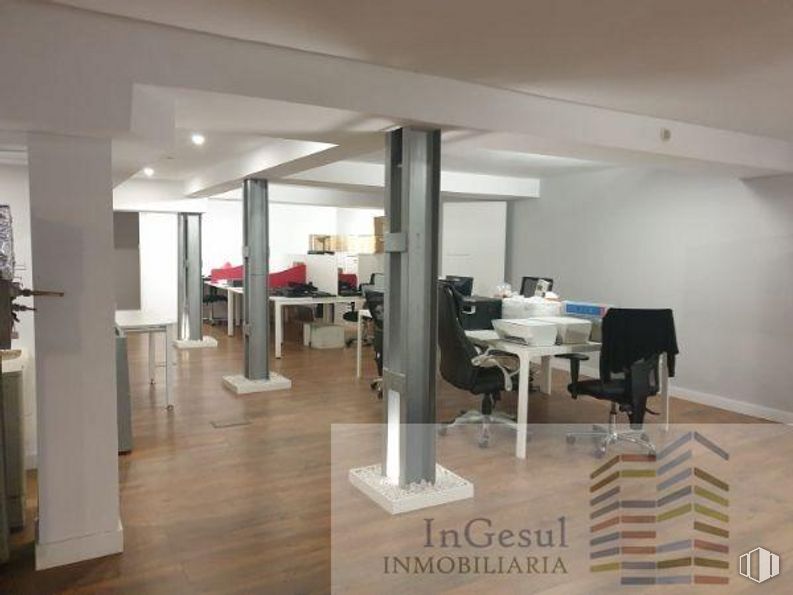 Retail for sale & for rent at Castellana/Salamanca, Salamanca, Madrid, 28006 with chair, furniture, table, automotive design, interior design, wood, flooring, building, fixture and floor around