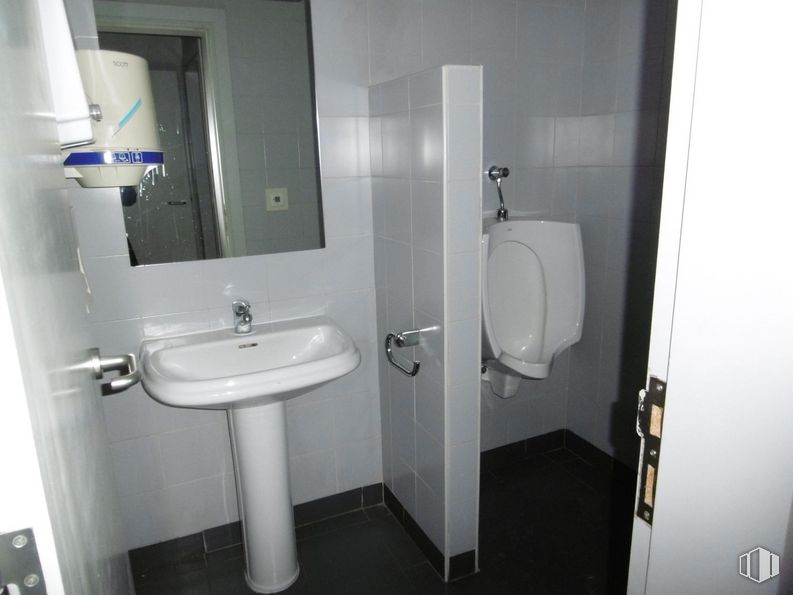 Retail for sale at Calle Bravo Murillo, 23, Chamberí, Madrid, 28015 with sink, toilet, mirror, tap, plumbing fixture, bathroom sink, bathroom, fixture, purple and wood around