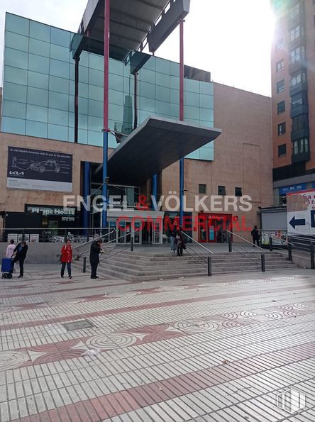 Retail for sale at C.C. Alcalá Norte, Calle Alcalá, 412, Ciudad Lineal, Madrid, 28027 with building, person, sky, infrastructure, lighting, urban design, road surface, line, city and morning around