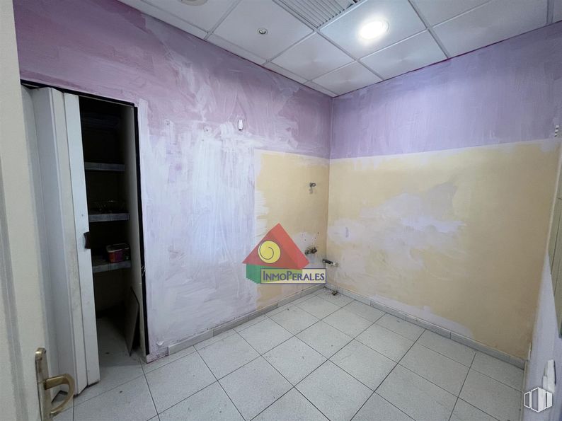 Local en venta en Zona Villayuventus - Renfe, Parla, Madrid, 28980 con propiedad, edificio, interiorismo, suelo, pared, suelos, casa, pintura, techo y vidrio alrededor