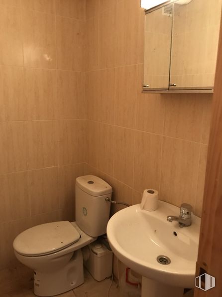 Retail for rent at Camino Los Pozuelos, 3, Segovia, 40154 with toilet, sink, plumbing fixture, property, tap, bathroom sink, toilet seat, purple, bathroom and interior design around