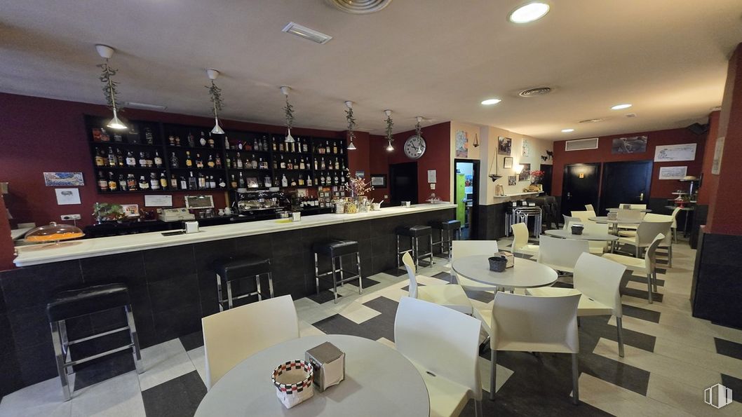 Local en alquiler en Calle Butarque, Leganés, Madrid, 28911 con silla, mueble, propiedad, mesa, establecimiento de bebidas, vajilla, interiorismo, barware, edificio y estante alrededor